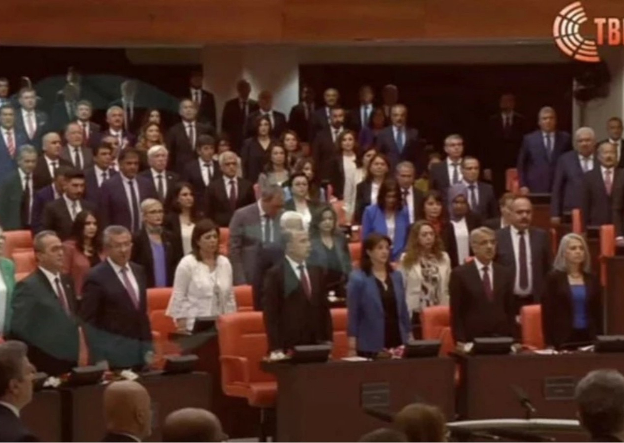 Yine şaşırtmadılar: HDP/YSP'liler TBMM'de İstiklal Marşı okunurken dudak bile oynatmadı!