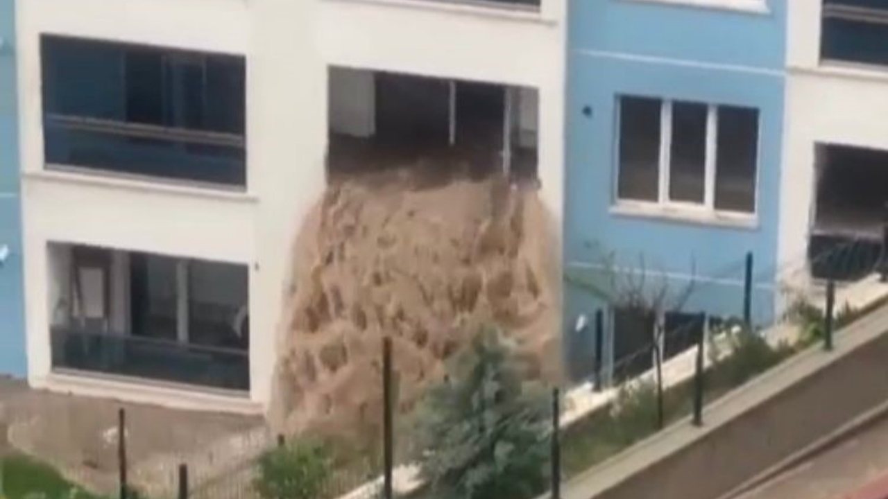 Ankara sulara teslim! Evlerin içinden sel geçti, alt geçitler göle dönüştü