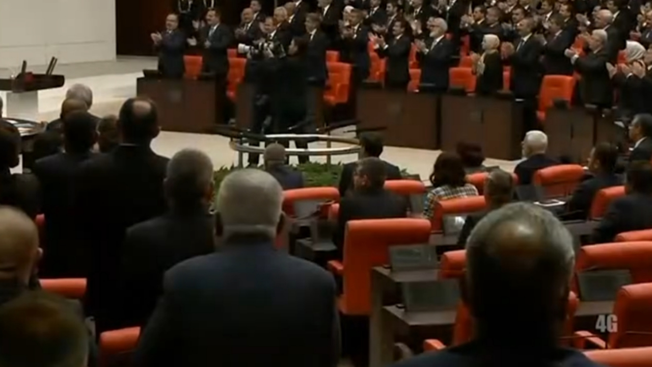 Muhalefet vekilleri, Cumhurbaşkanı Erdoğan mazbatasını alırken ne ayağa kalktı ne de alkışladı