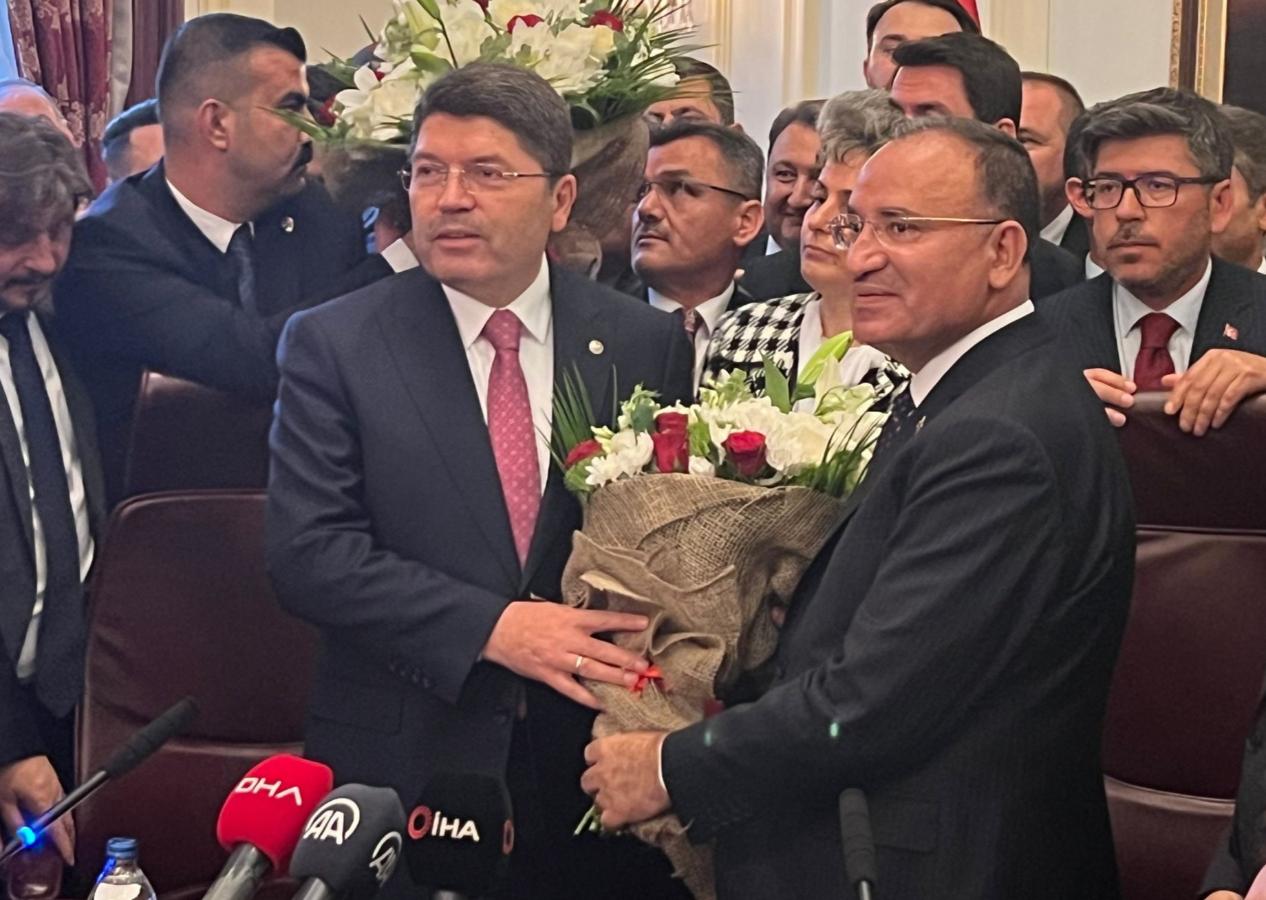 Adalet Bakanlığı'nda devir teslim töreni! Bekir Bozdağ'dan görevi devralan Yılmaz Tunç, yeni anayasa mesajı verdi