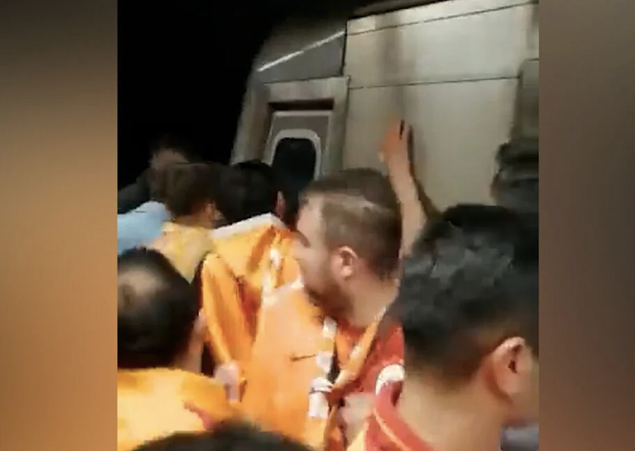 Büyük derbi öncesi metrolar durdu: Taraftarlar isyan etti
