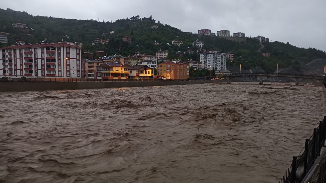 Kuvvetli yağış hayatı felç etti! Ev ve iş yerlerini su bastı