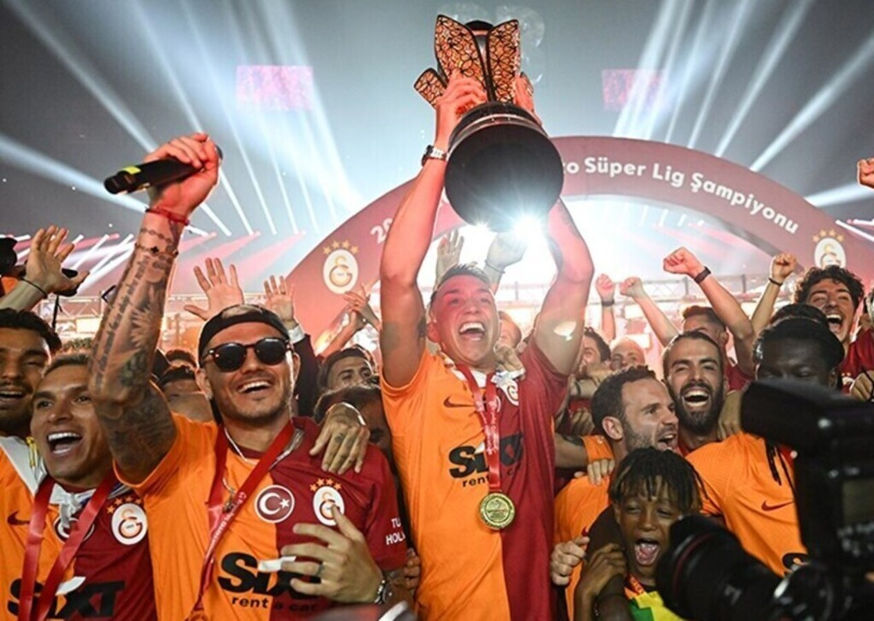 Şampiyon Galatasaray kupasına kavuştu!