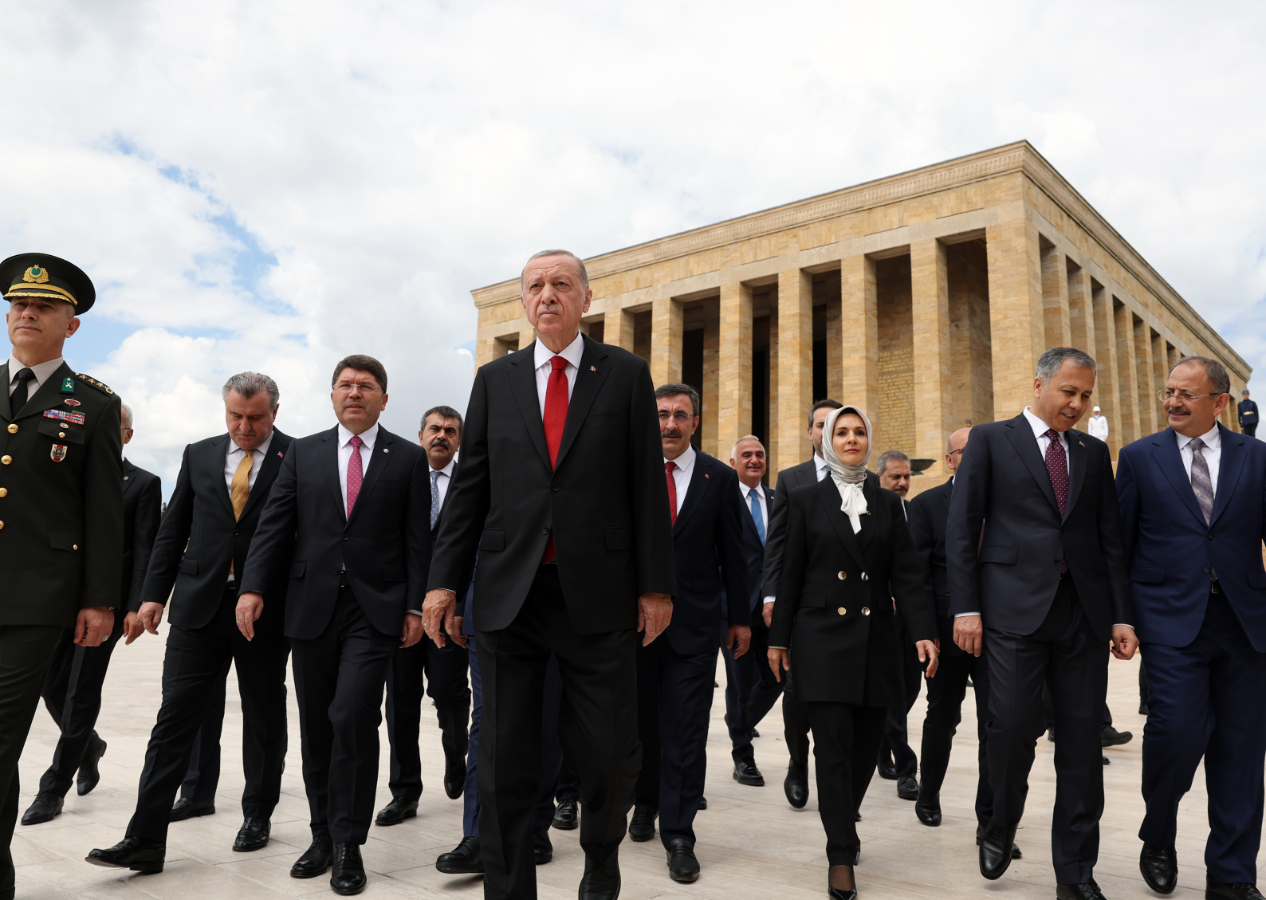 Yeni Kabine ilk kez Anıtkabir'de! Erdoğan: Türkiye Yüzyılı'nın inşası hedefiyle yola çıkıyoruz!