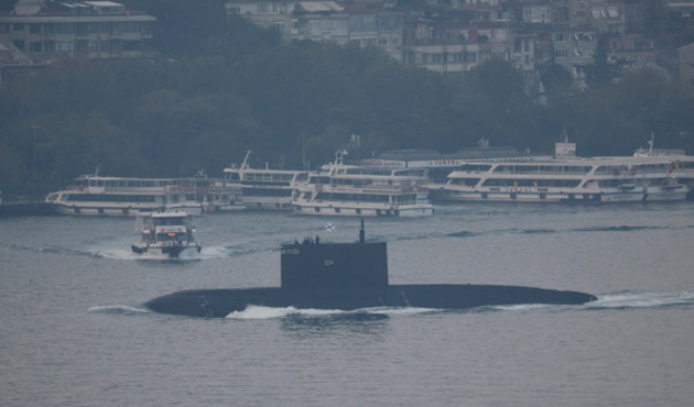 Rusya'ya ait denizaltı ve savaş gemisi İstanbul Boğazı'nda