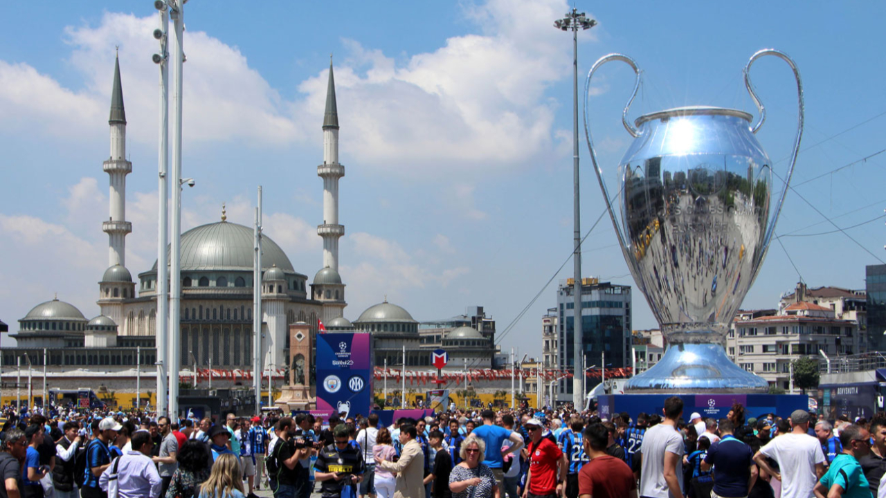 Şampiyonlar Ligi finaline saatler kala Taksim'de coşkulu görüntüler