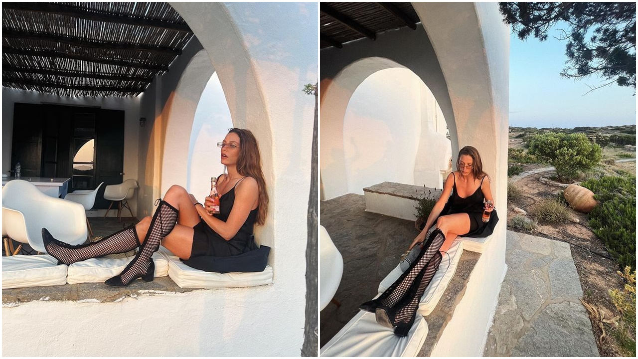 Serenay Sarıkaya'dan tatil pozları! Ünlü oyuncu bu kez de delikli çizmeleri ve siyah mini eteğiyle kamera karşısında
