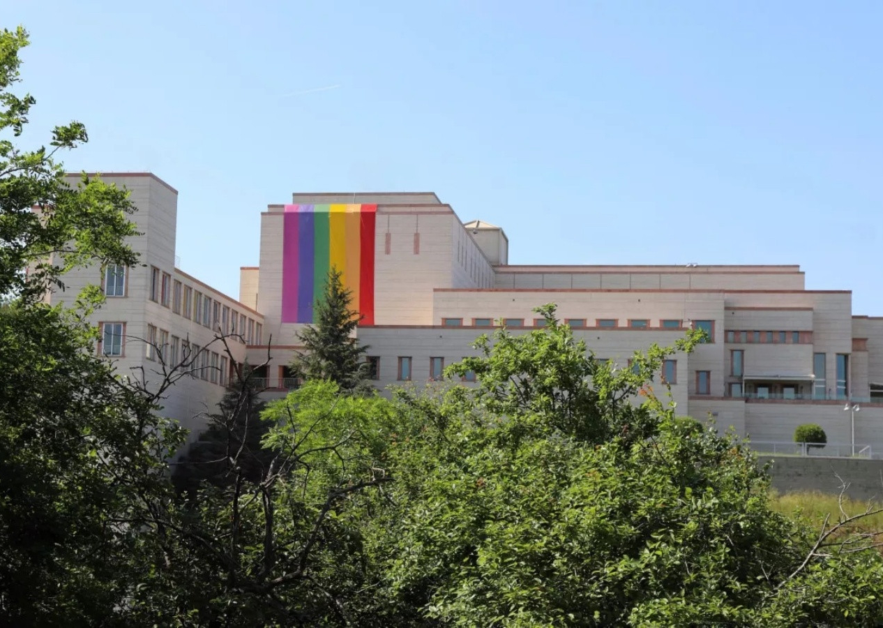 ABD'den bir LGBT skandalı daha! ABD İstanbul Başkonsolosluğu'na gökkuşağı bayrağı asıldı...