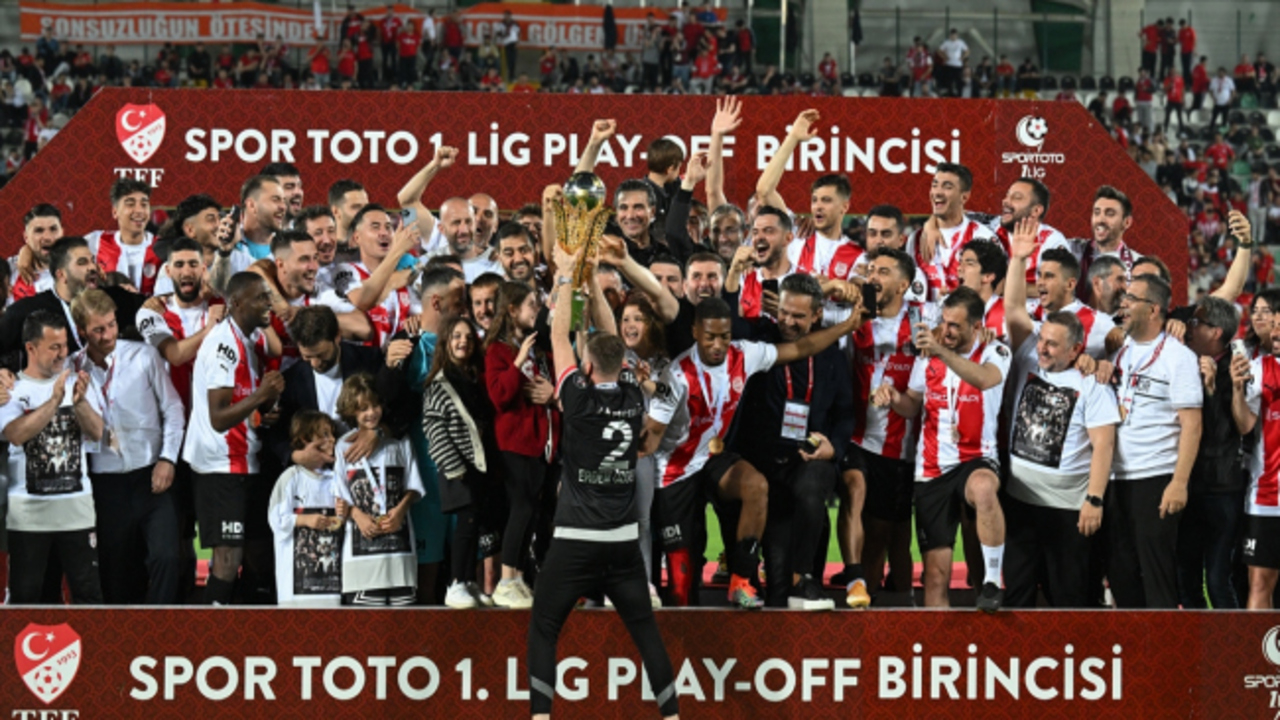 Süper Lig'e yükselen Pendikspor kupasına kavuştu!