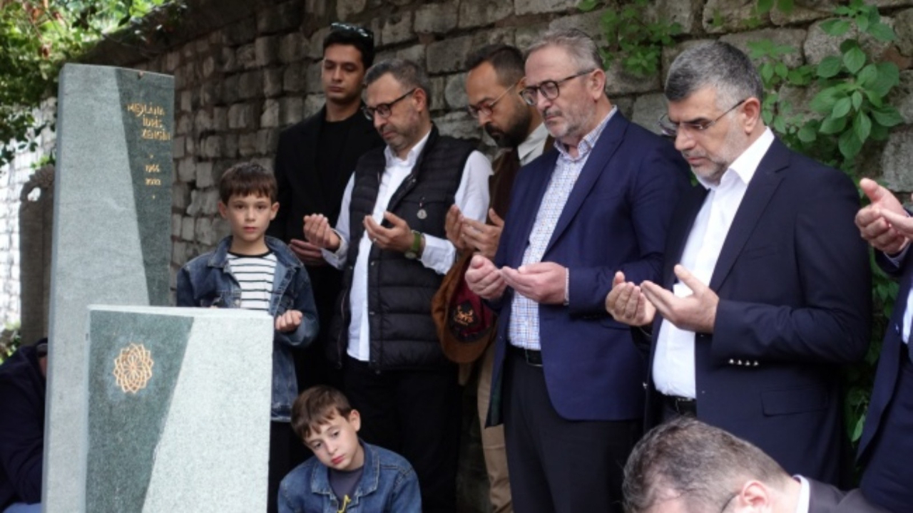 Yazar ve şair Mevlana İdris Zengin kabri başında yad edildi