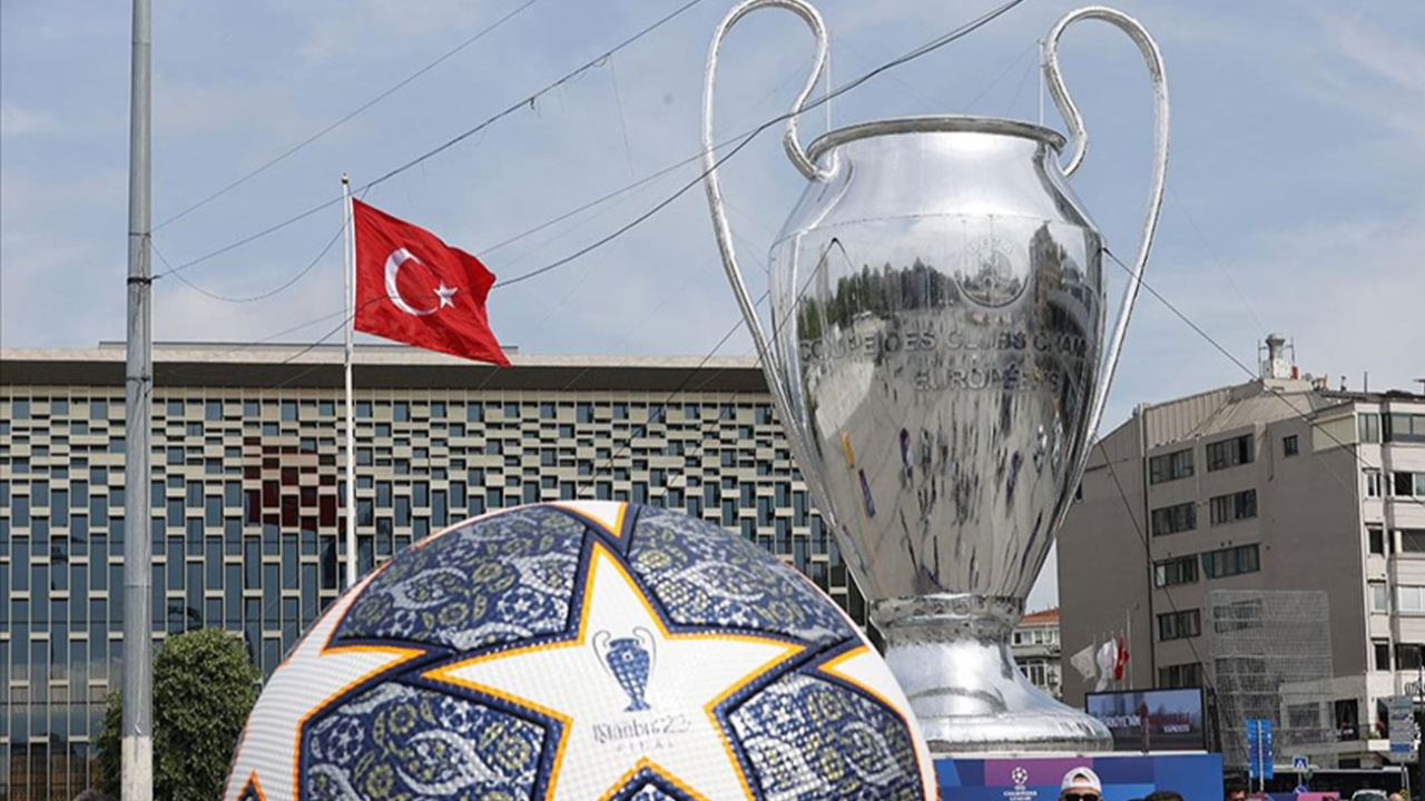 UEFA Şampiyonlar Ligi kupasının dev maketi Taksim Meydanı'nda