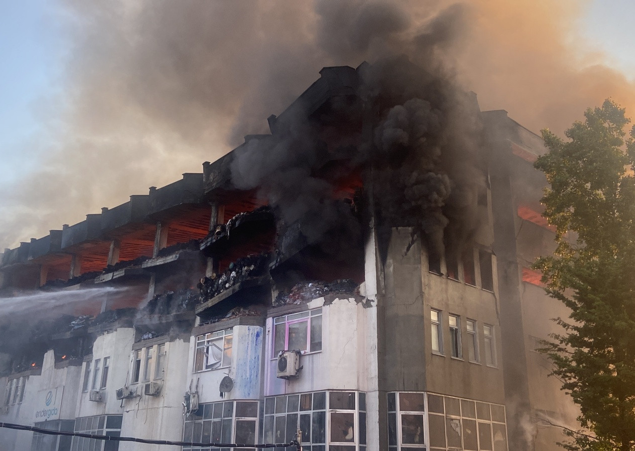 İkitelli’deki yangın 25 saattir devam ediyor! İş hanında çökme anı saniye saniye kamerada!