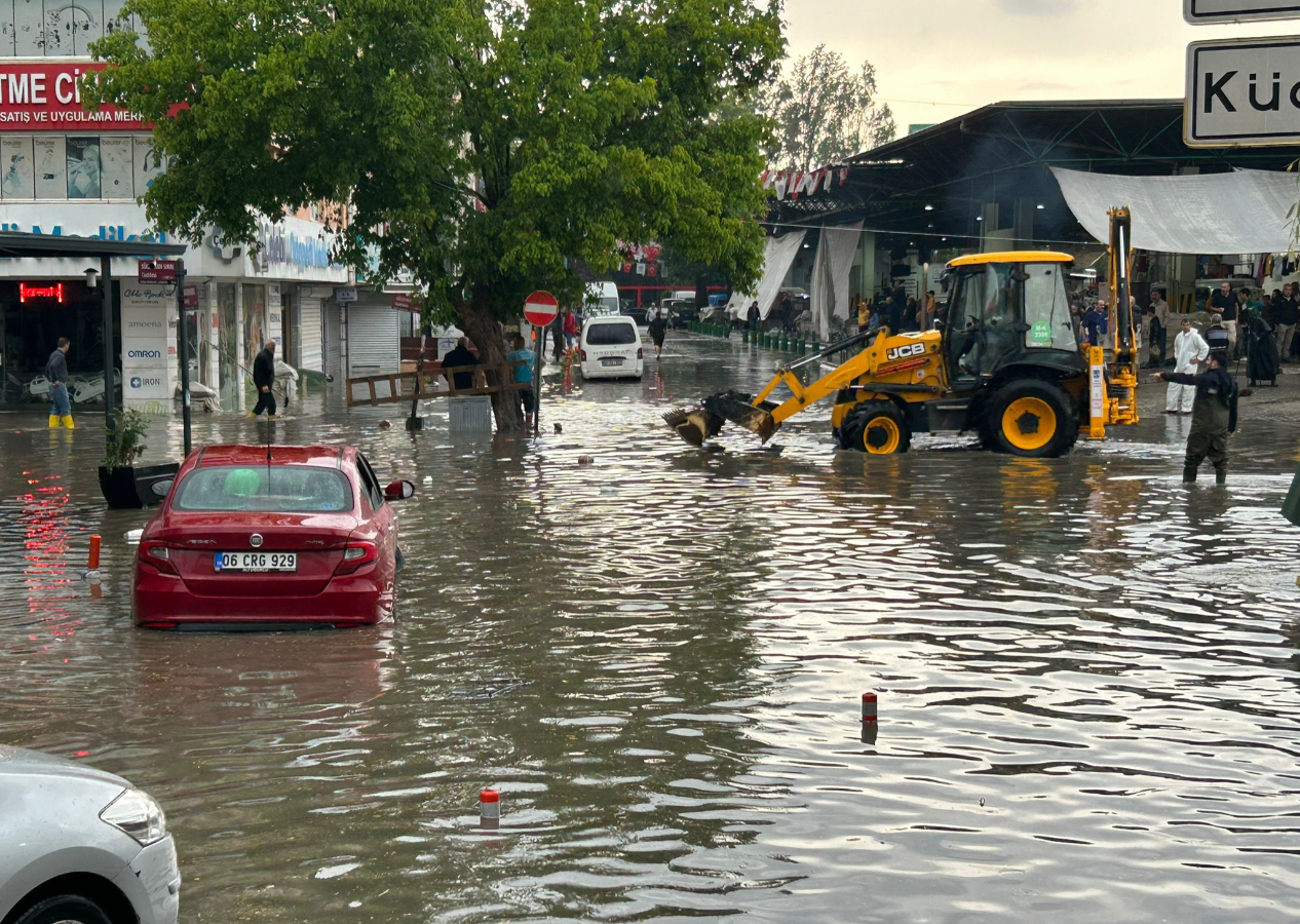 Ankara'yı yine sağanak ve dolu vurdu!