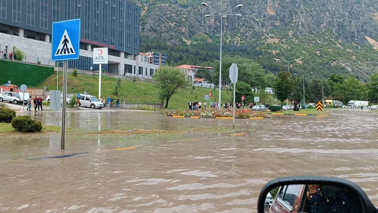 Isparta'da sağanak yağmur yolları göle çevirdi