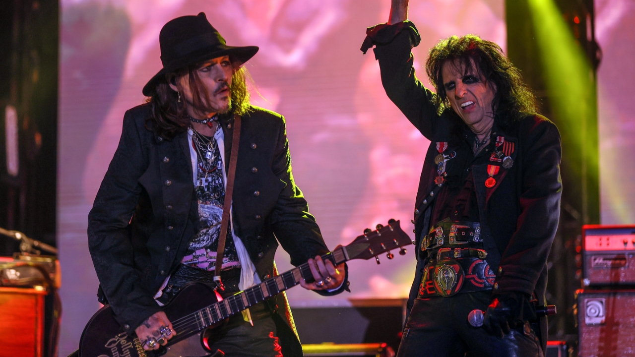 Johnny Depp ve Alice Cooper'lı Hollywood Vampires İstanbul'u salladı! Tüm konser gelirleri depremzedelere bağışlandı
