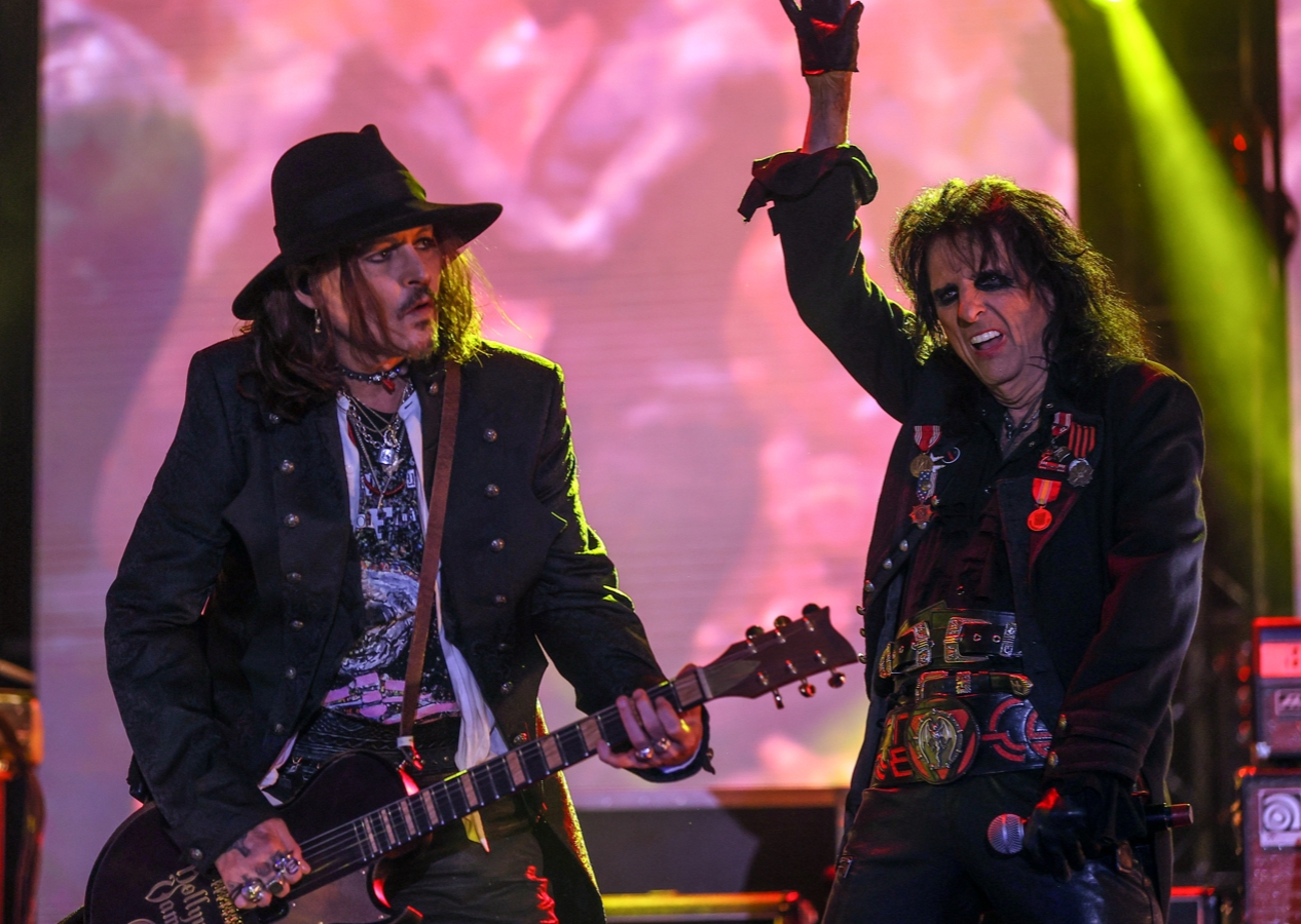 Johnny Depp ve Alice Cooper'lı Hollywood Vampires İstanbul'u salladı! Tüm konser gelirleri depremzedelere bağışlandı