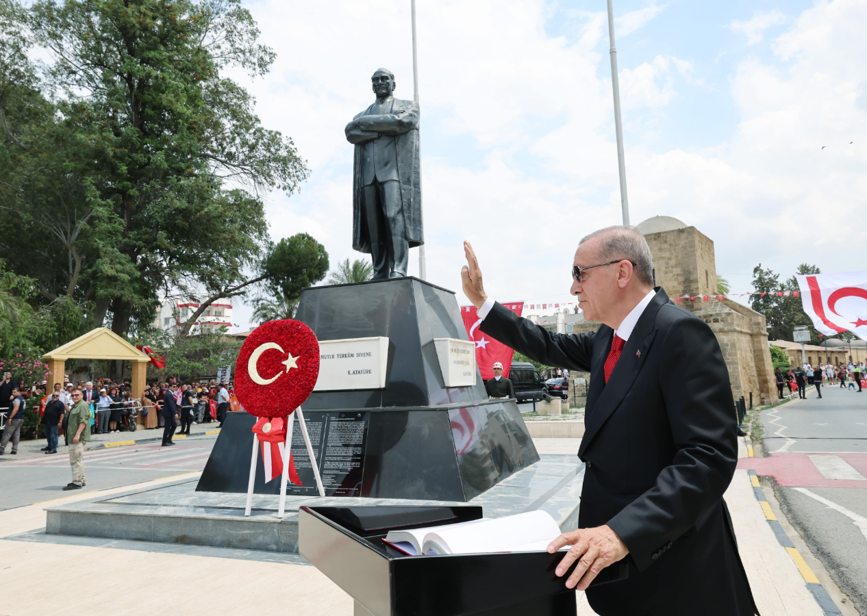 Cumhurbaşkanı Erdoğan'dan seçim sonrası ilk ziyaret KKTC'ye! Resmi törenle karşılandı...