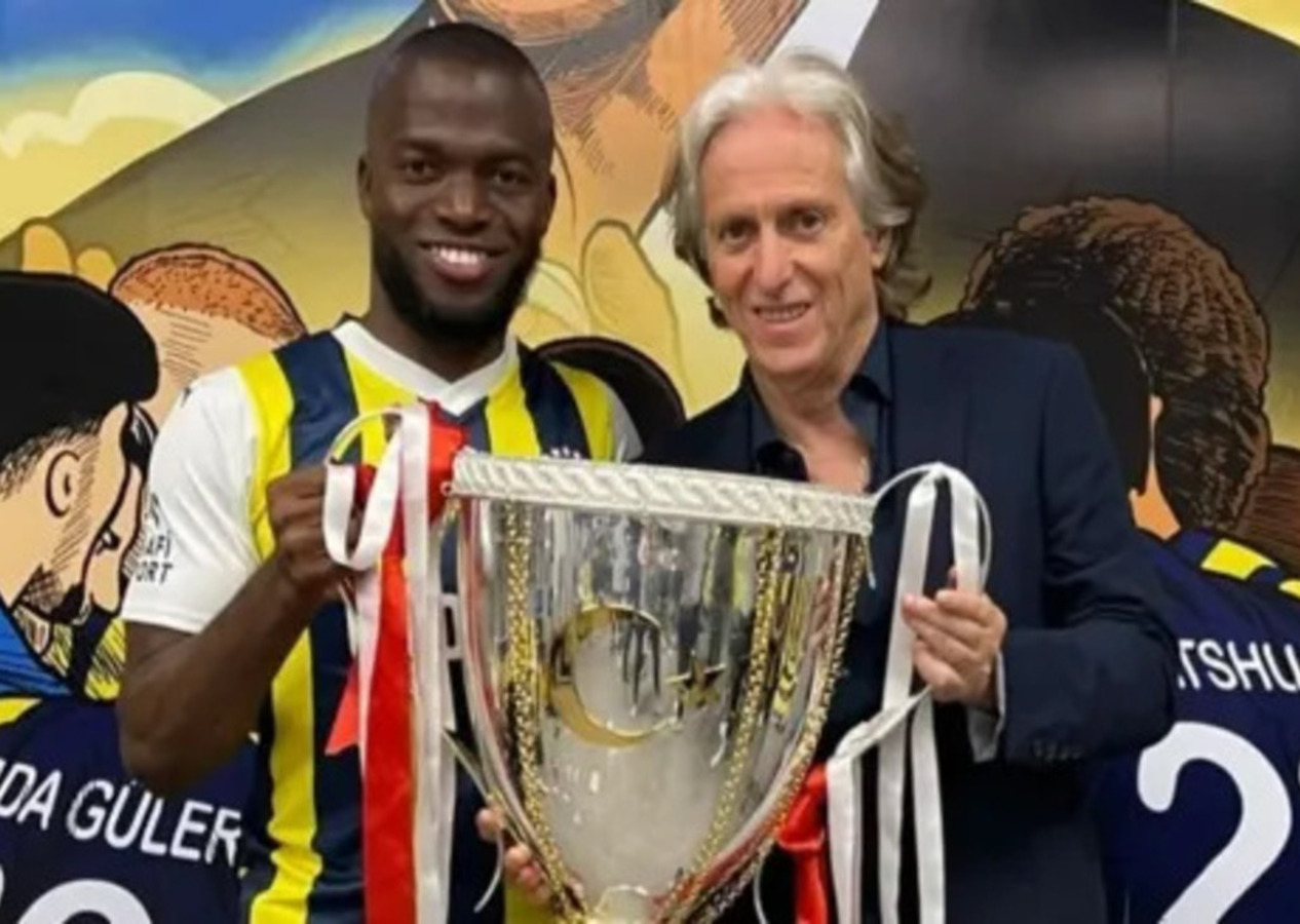 Enner Valencia yuvadan uçtu! İşte böyle duyurdular....
