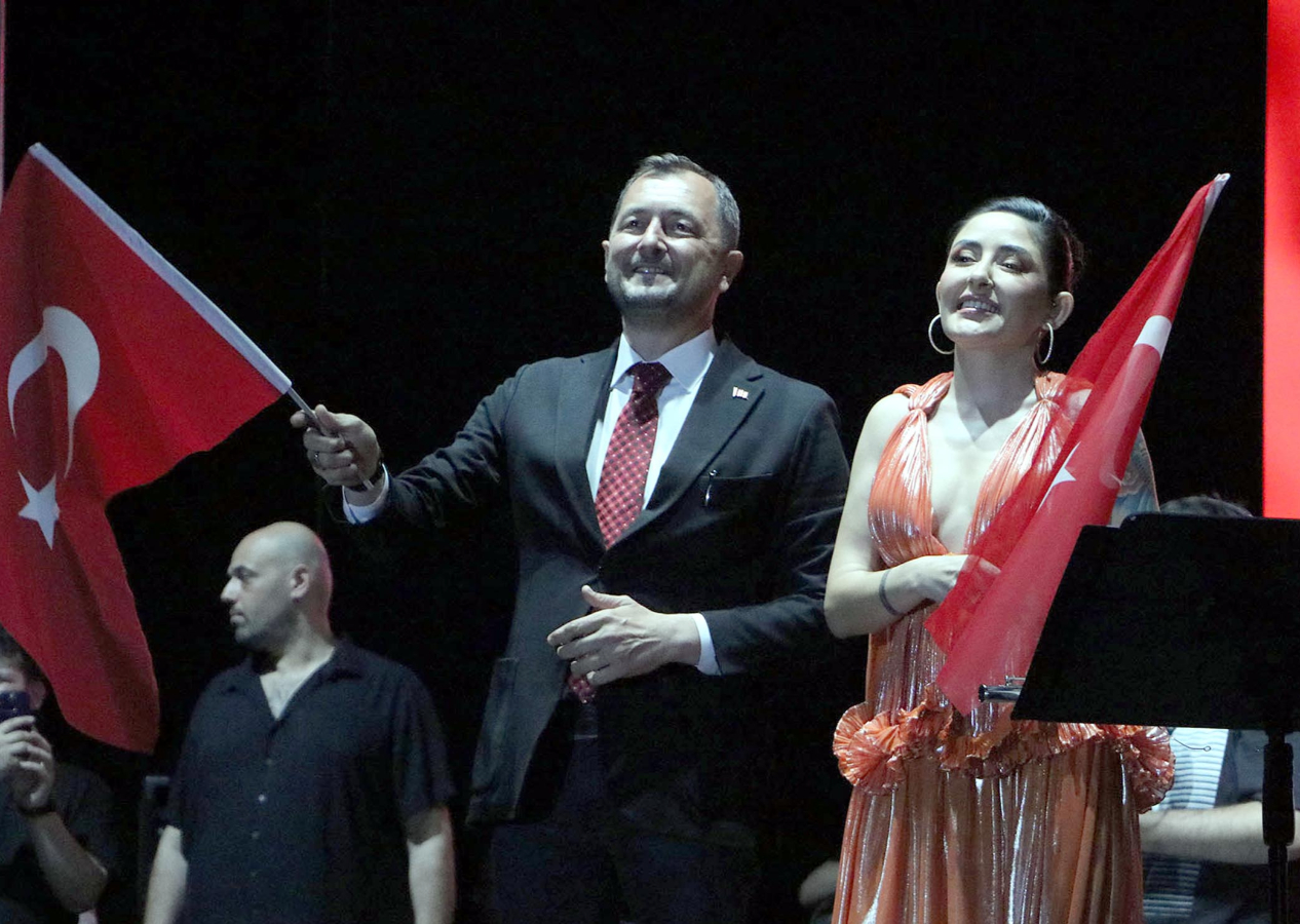 Melek Mosso'yu sahneye çıkaran ve sarılıp şarkı söyleyen AK Partili başkan özür diledi