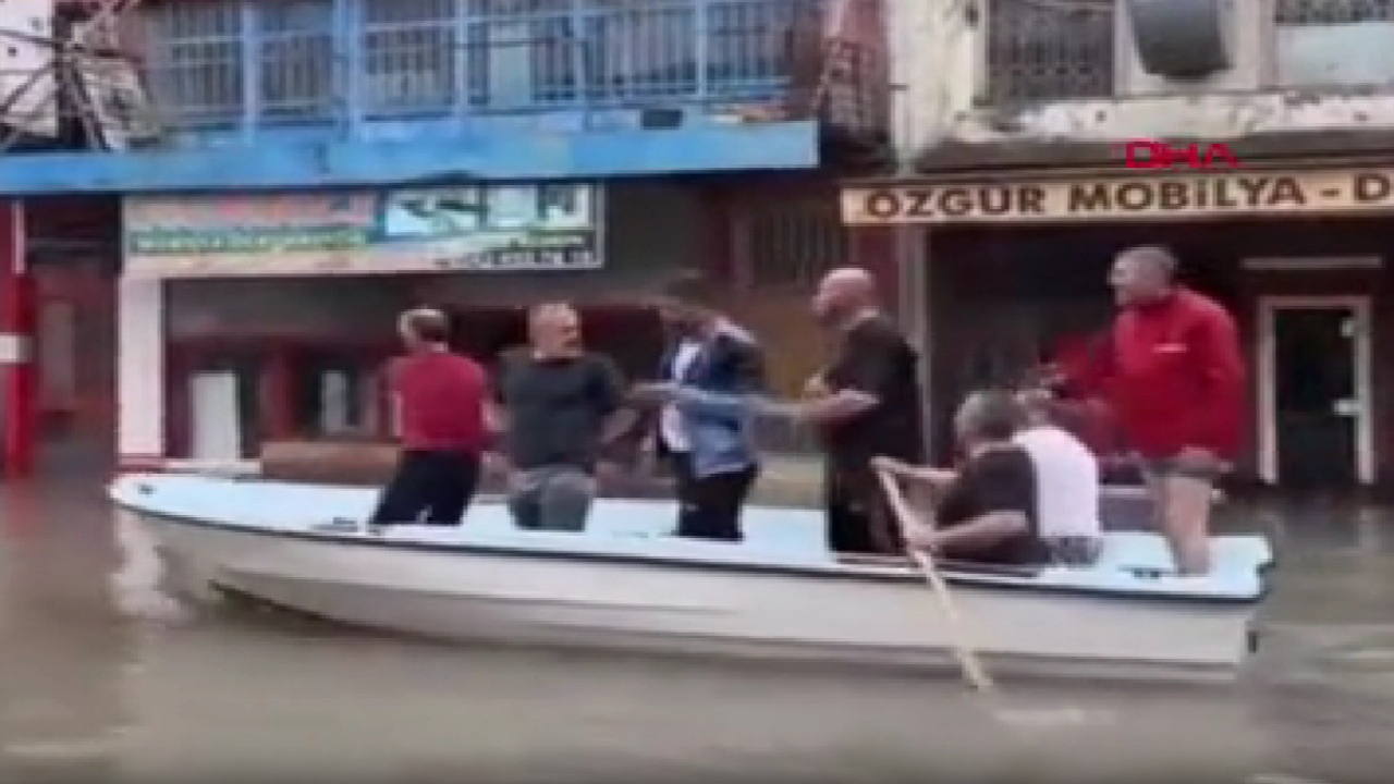 Samsun sular altında: Göle dönen sokakları sandalla gezdiler!