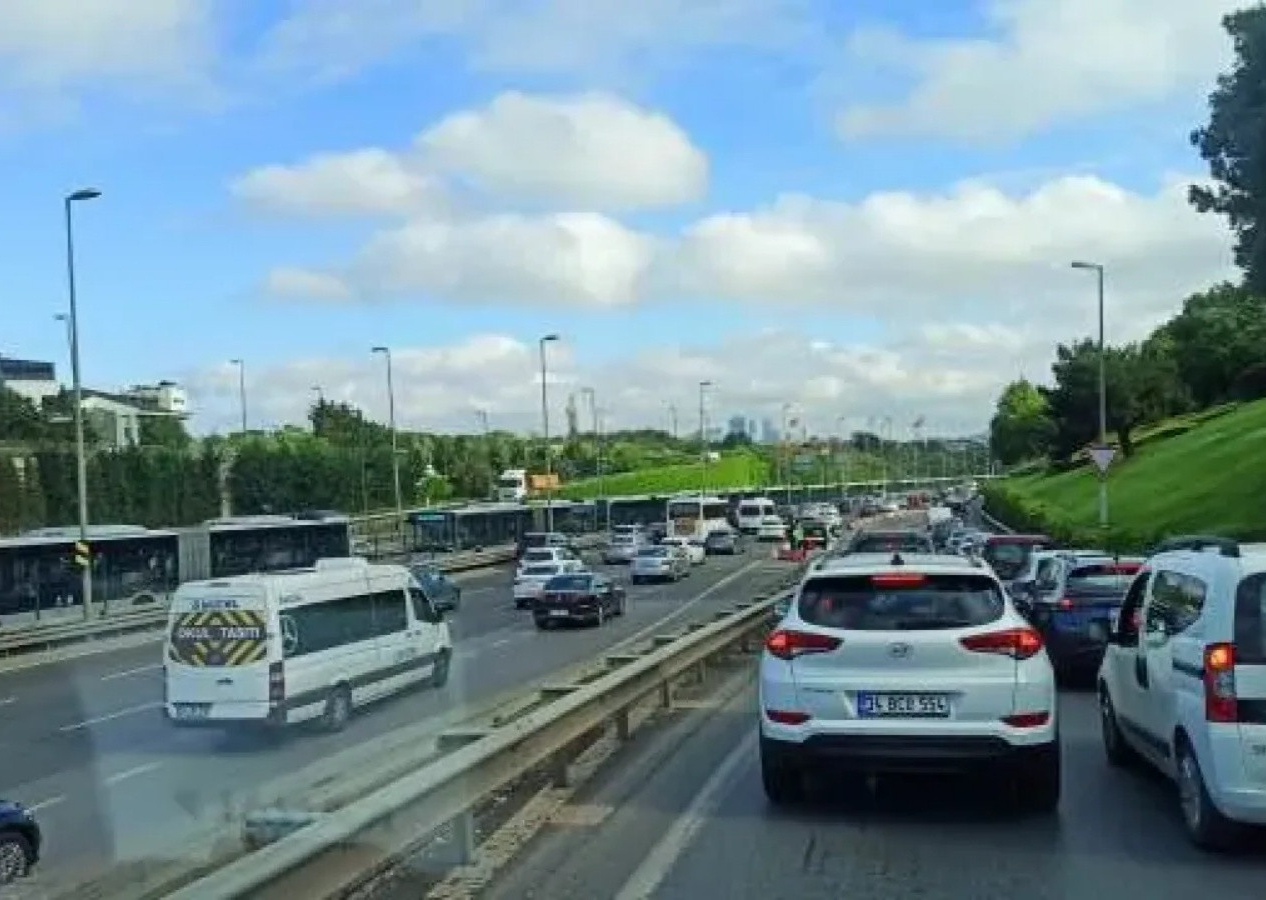 İstanbullunun metrobüs çilesi! Seferler yapılamadı, uzun kuyruklar oluştu....