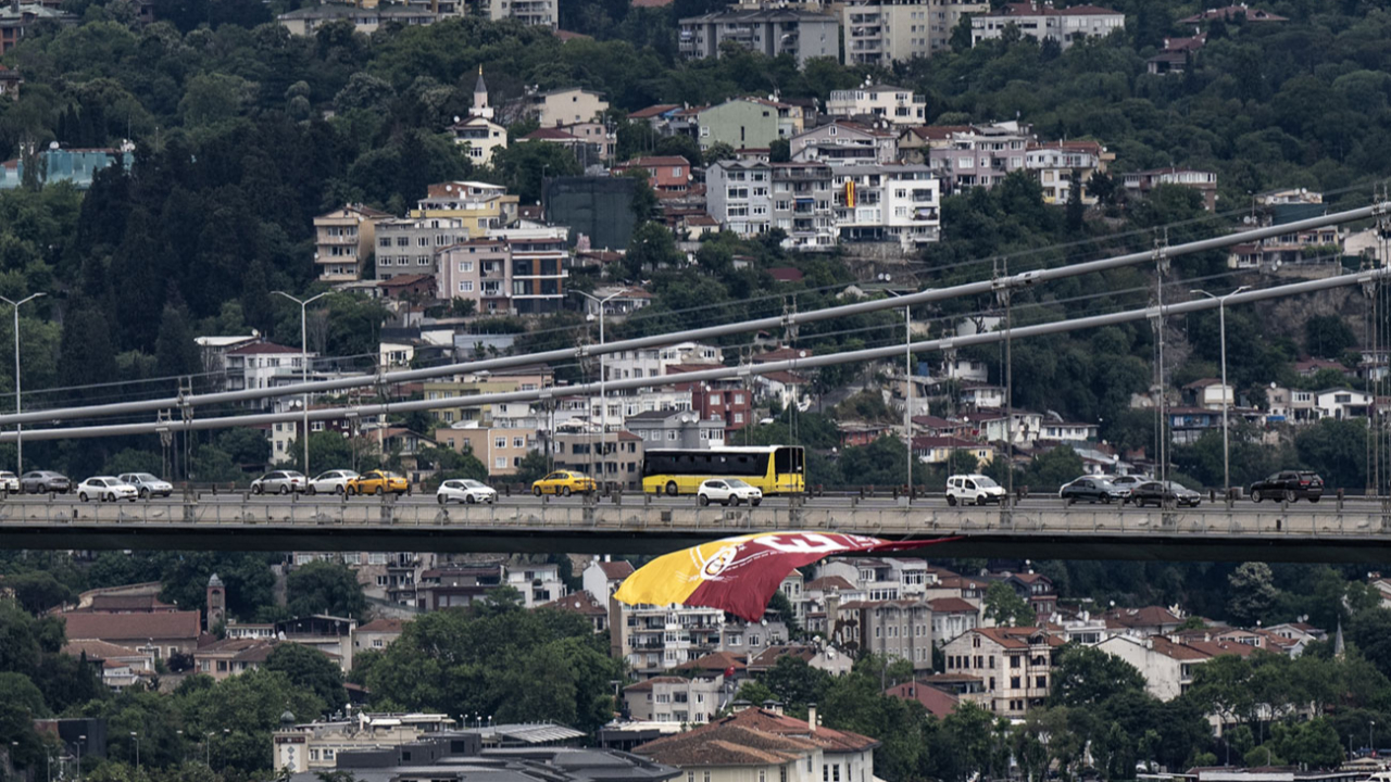 Şampiyon Galatasaray'ın bayrakları İstanbul Boğazı'nda dalgalanıyor