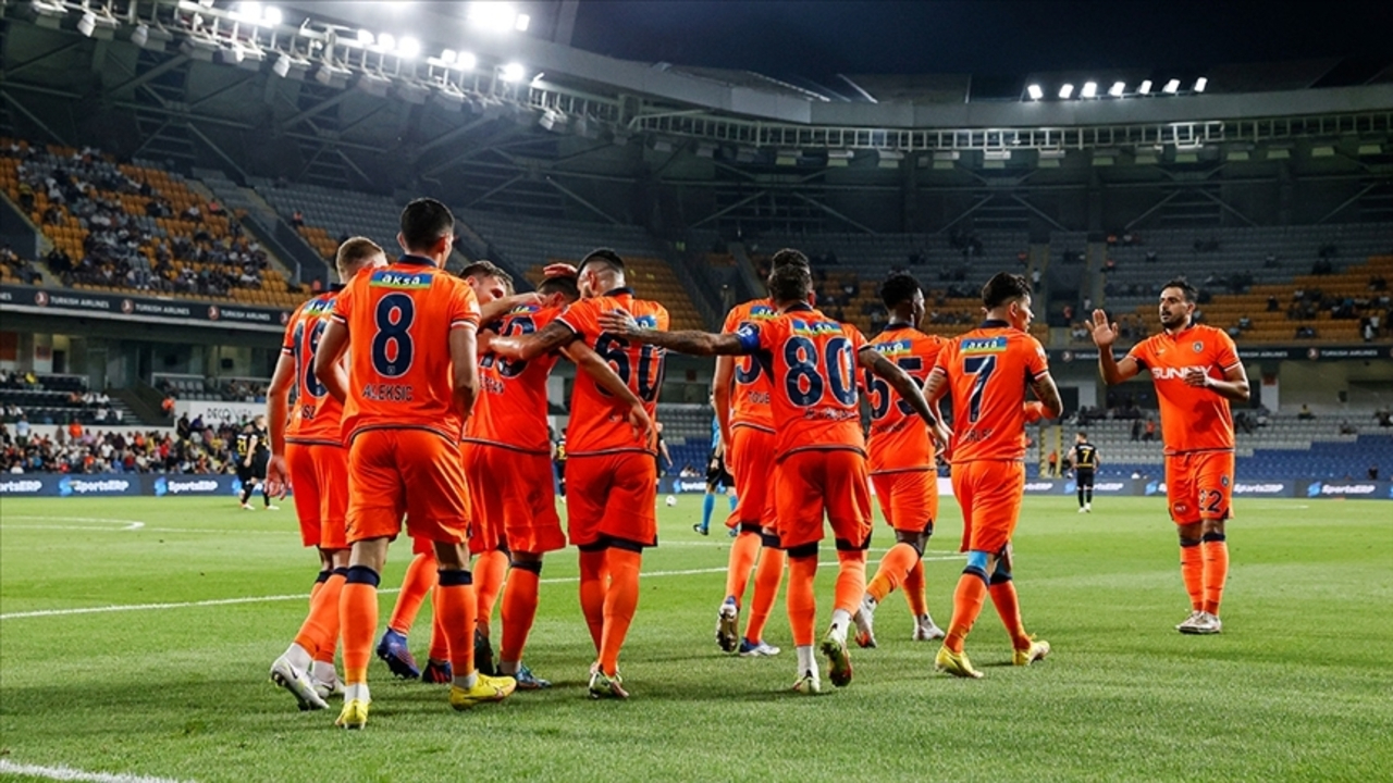 Başakşehir'de yaprak dökümü! 2 ayrılığı birden duyurdular...