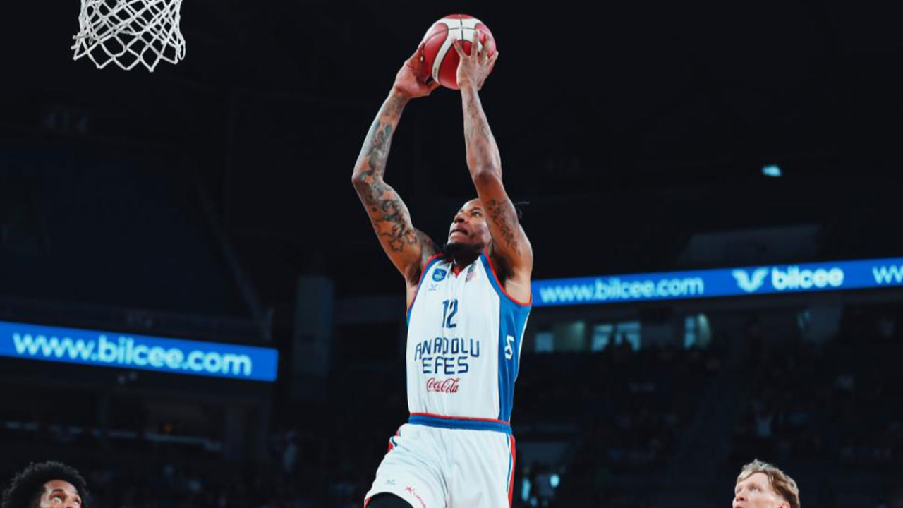 Anadolu Efes, final serisinde durumu 2-0'a getirdi