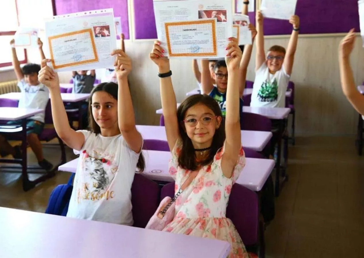 Yaz tatili başlıyor: 19 milyon öğrenci bugün karne alacak!