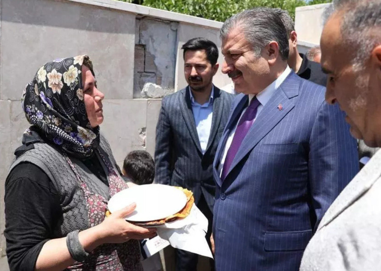 Depremzede kadının davetine Sağlık Bakanı Fahrettin Koca 'hayır' diyemedi!
