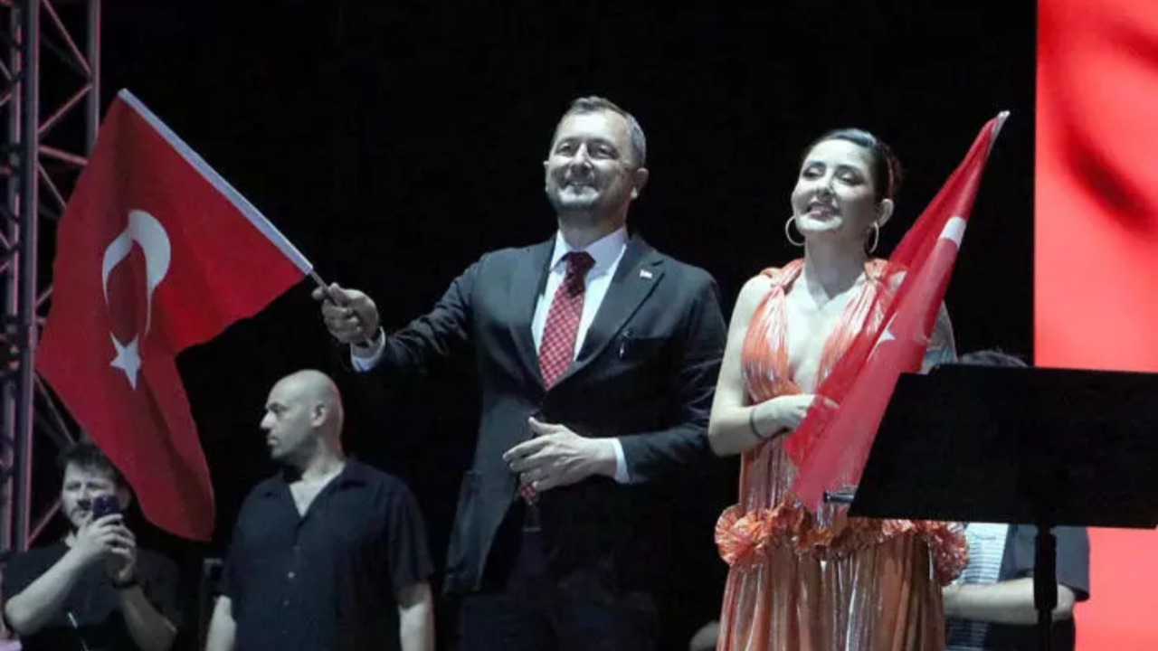 Melek Mosso konseri sonrası Süleymanpaşa Belediye Başkanı Cüneyt Yüksel istifa etti: Tekrar helallik istiyorum!