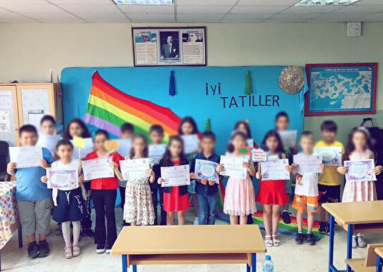 Sözde öğretmen, çocukları LGBT sapkınlığına alet etti!
