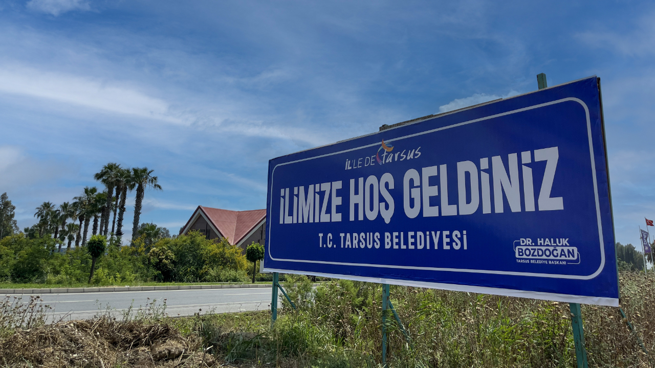 Tarsus biraz sabırsız: "İlimize hoş geldiniz" tabelaları asıldı bile
