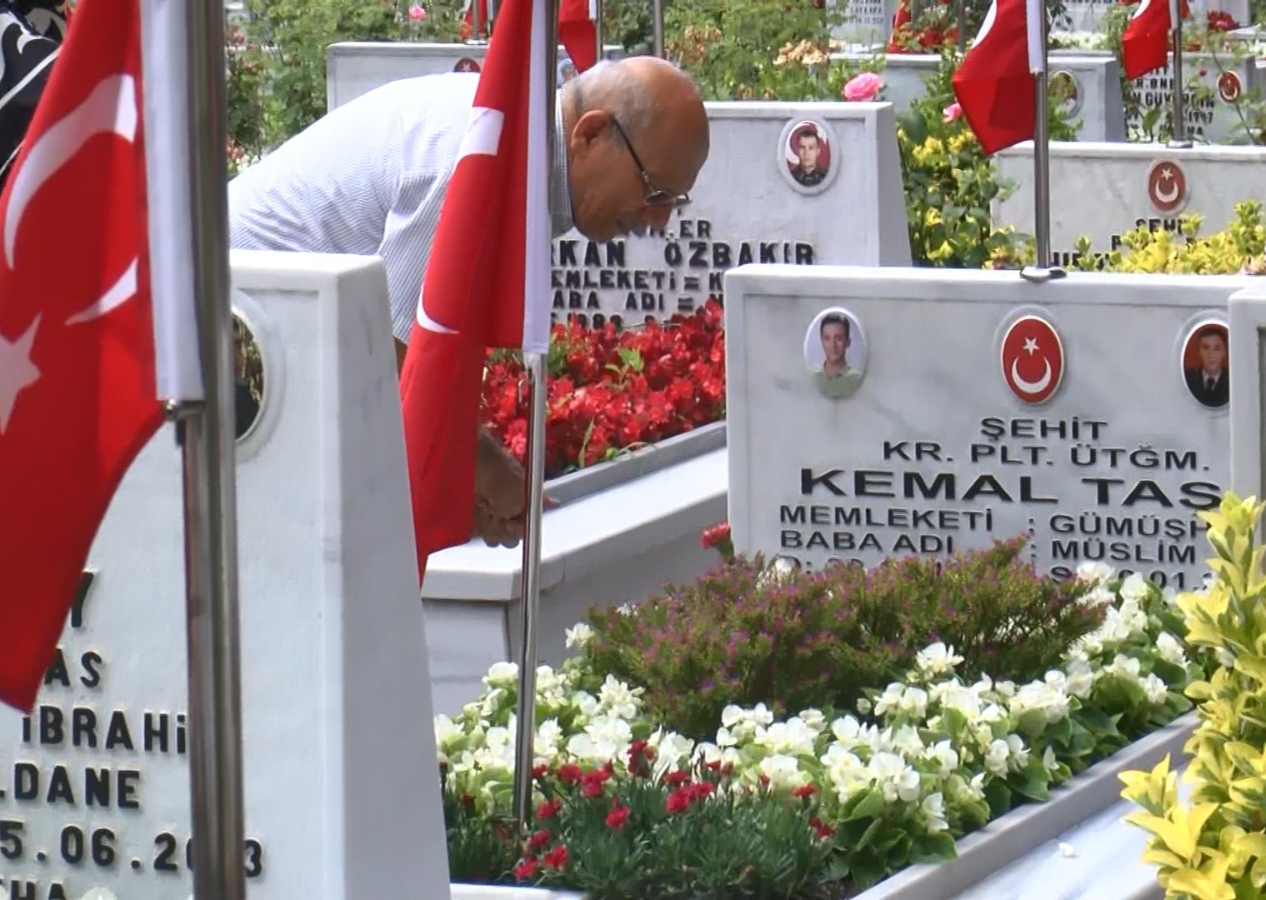 Buruk Babalar günü: Kahraman babalar, kahraman evlatlarını ziyaret için Edirnekapı Şehitliği'ne geldi
