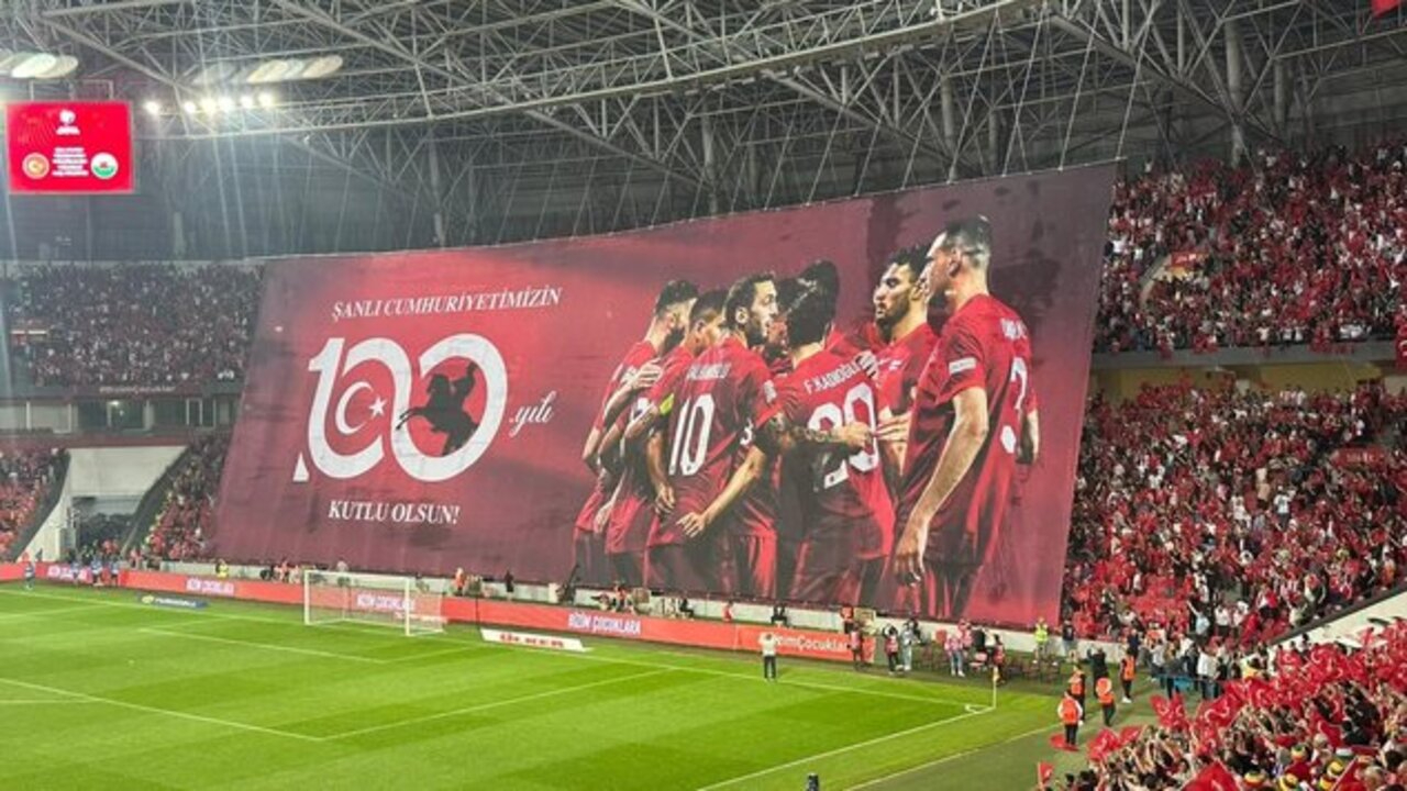 Samsun tribünlerinden muhteşem koreografi!