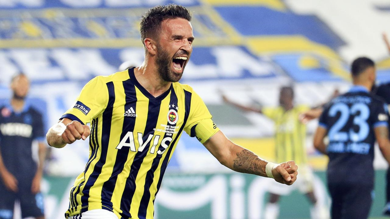 Gökhan Gönül futbolu bıraktı