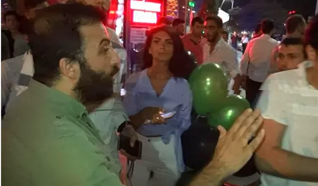 Yol kapatılarak yapılacak evlilik teklifine polis müdahalesi! / VİDEO