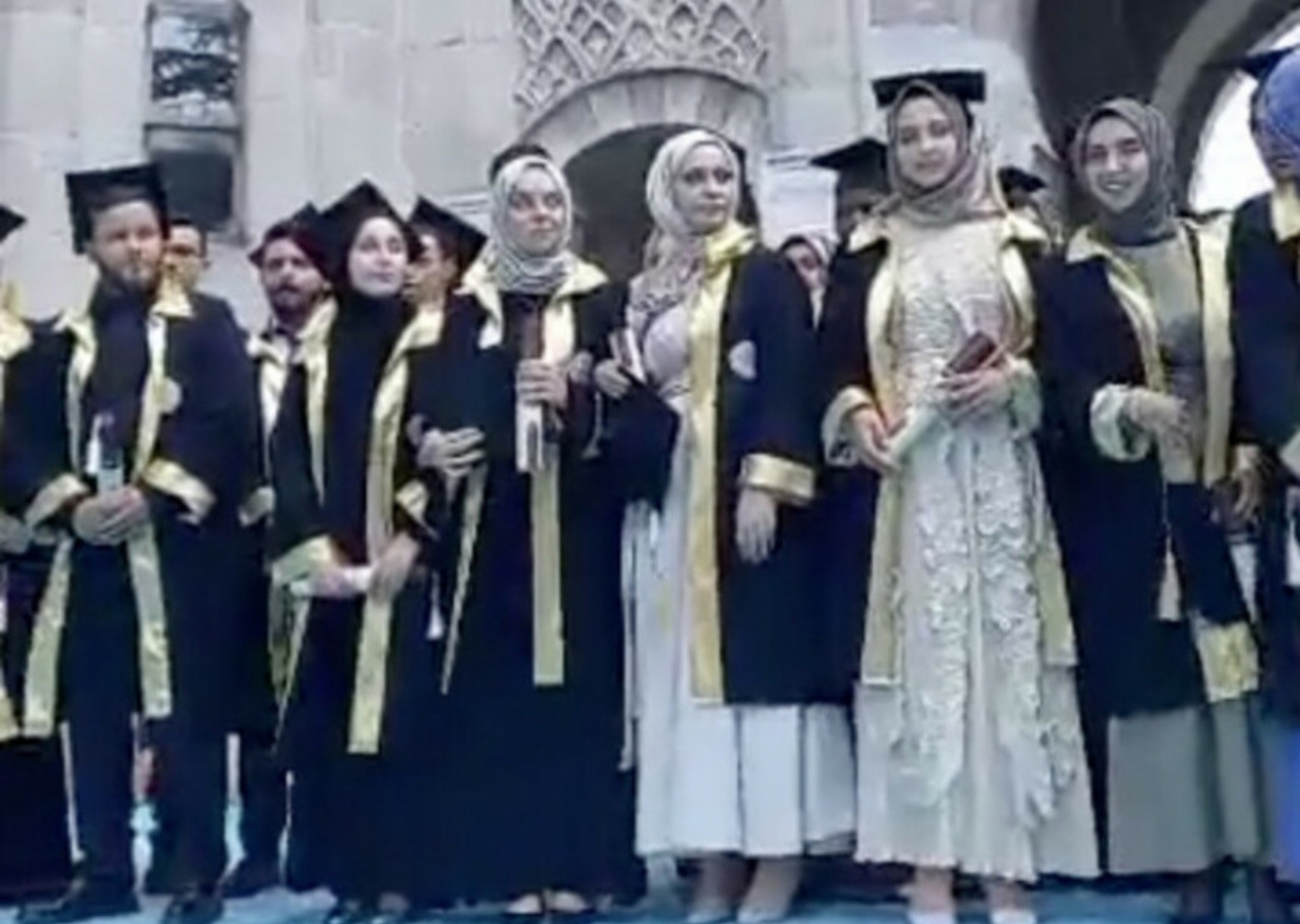 28 Şubat zihniyeti başörtülü mezunları hedef aldı! Gizlice kayda alıp nefret kustu...