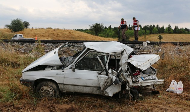 Kütahya'da otomobil ile tır çarpıştı: 1 ölü, 4 yaralı...