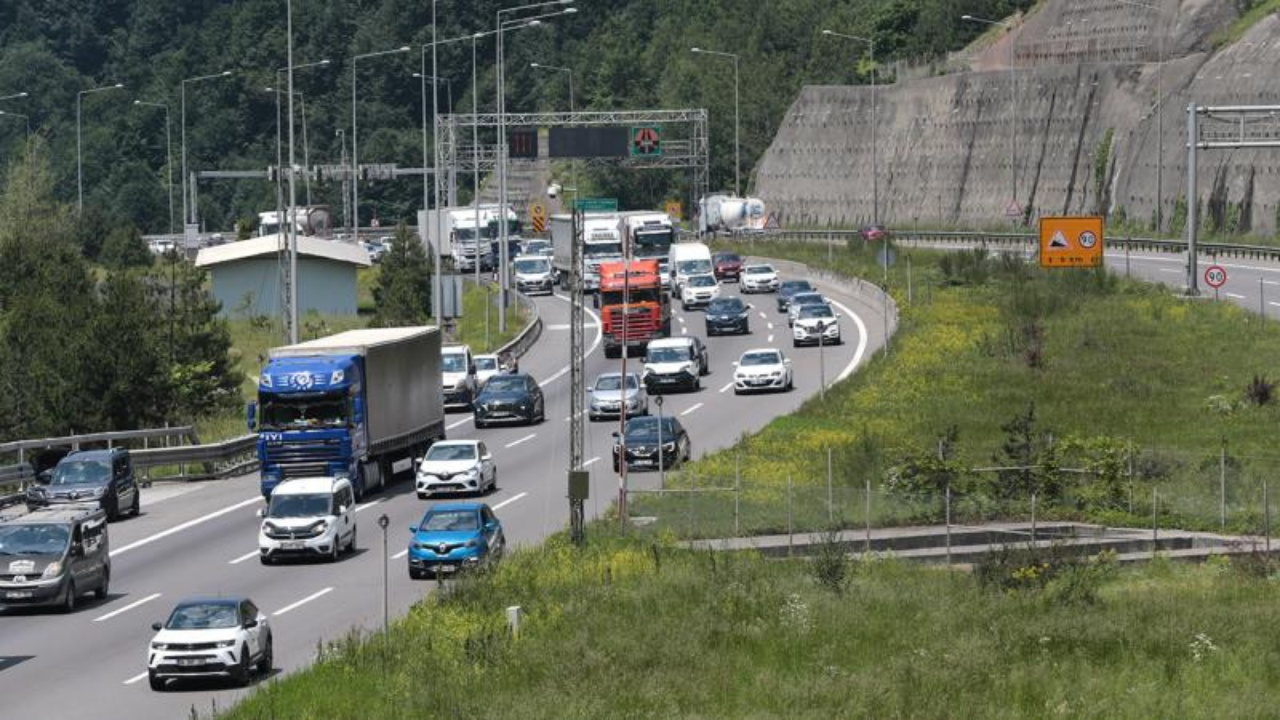 Yola çıkacaklar dikkat! Bayram trafiği başladı