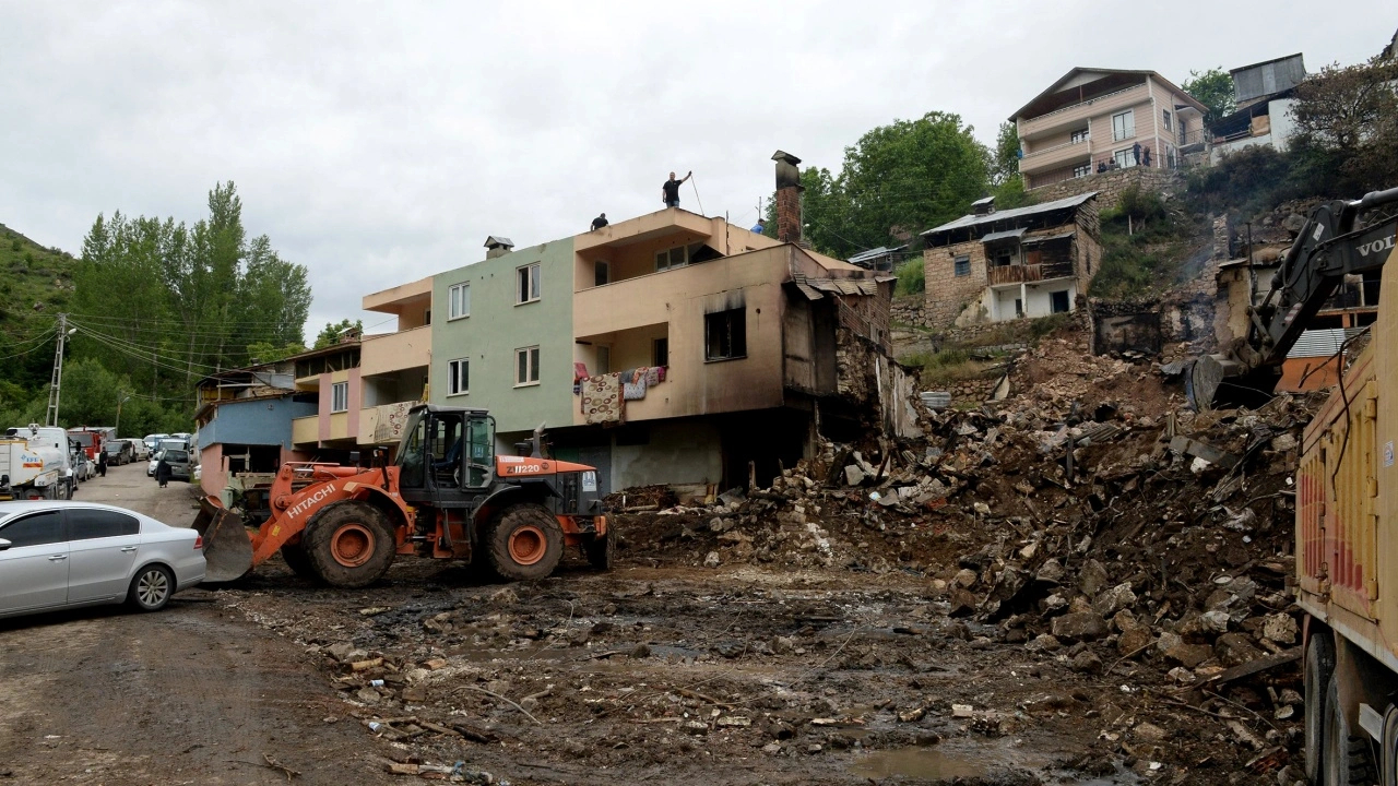 12 ev ve 4 ahır yok olmuştu! Erzurum Valisi Memiş, yangından zarar görenlere ev ve 125 bin lira nakdi yardım yapılacağını duyurdu