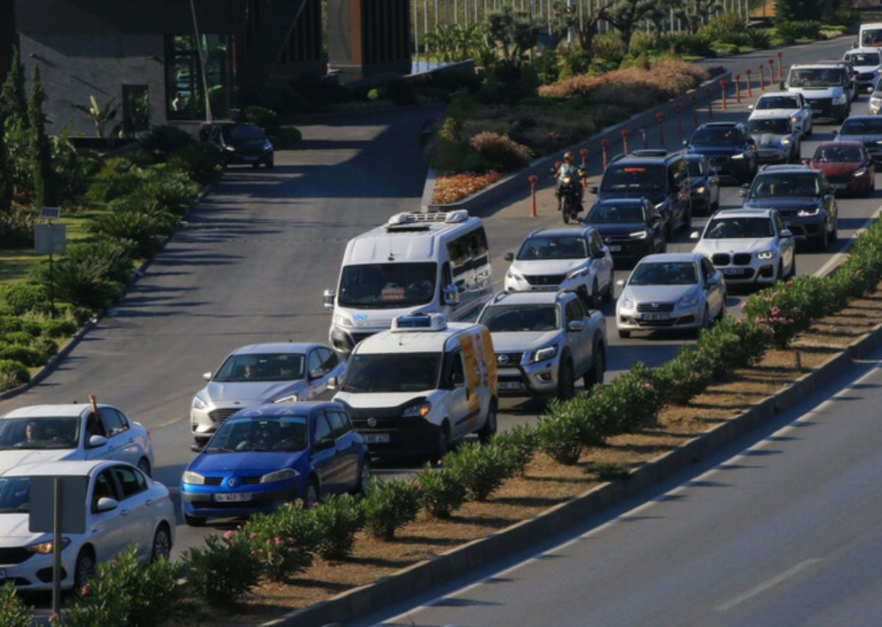 Tatil cenneti Bodrum'a 60 saatte 60 bin araç giriş yaptı! Sahillerde adım atacak yer kalmadı...