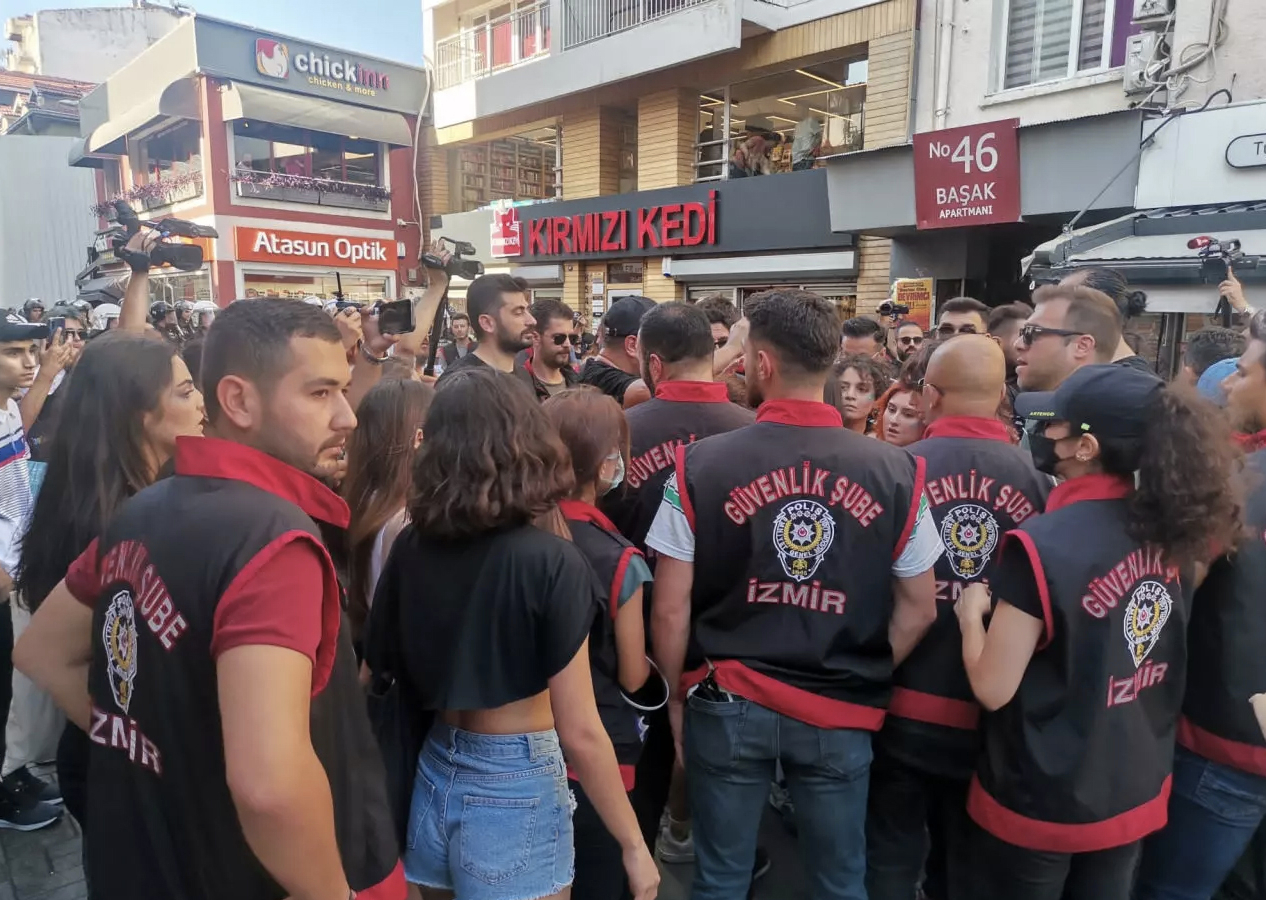 İzmir'de LGBT'liler 'dur' ihtarına uymadı! 50'ye yakın gözaltı var