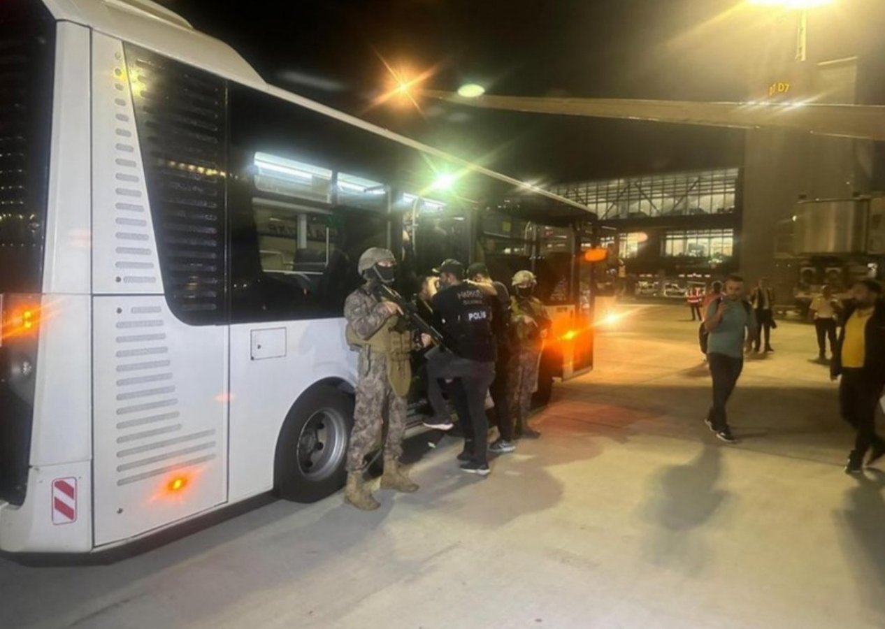 İçişleri Bakanı Ali Yerlikaya son dakika duyurdu: İnterpol'ün kırmızı bültenle aradığı 2 kişi yakalandı