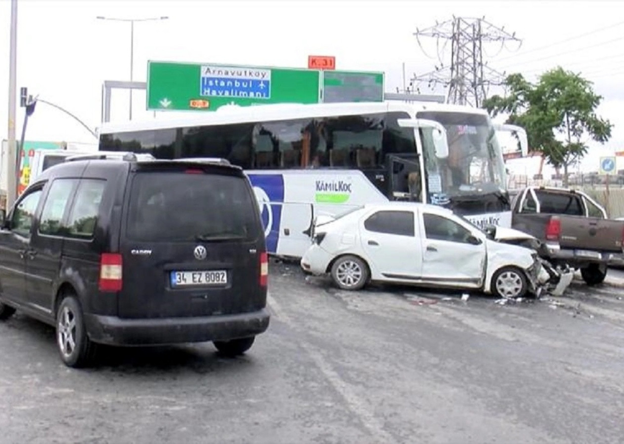 İstanbul'da karşı şeride giren yolcu otobüsü dehşet saçtı! Yaralılar var...