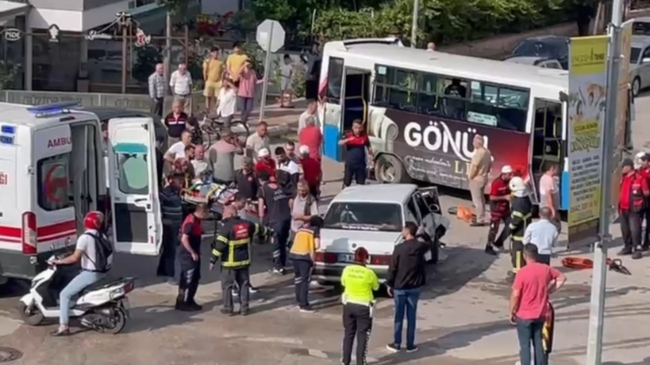 Amasya'da halk otobüsüyle otomobil çarpıştı
