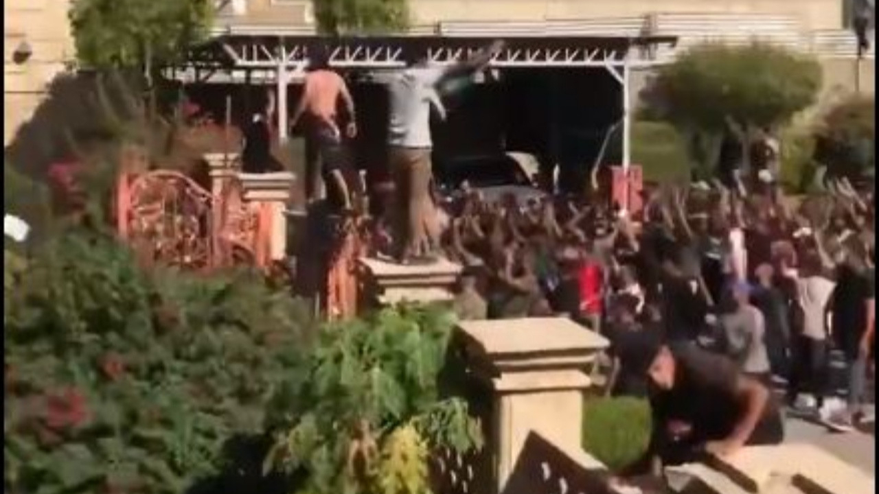 Bağdat'ta, İsveç Büyükelçiliği önünde Kur'an-ı Kerim'in yırtılması protesto edildi!