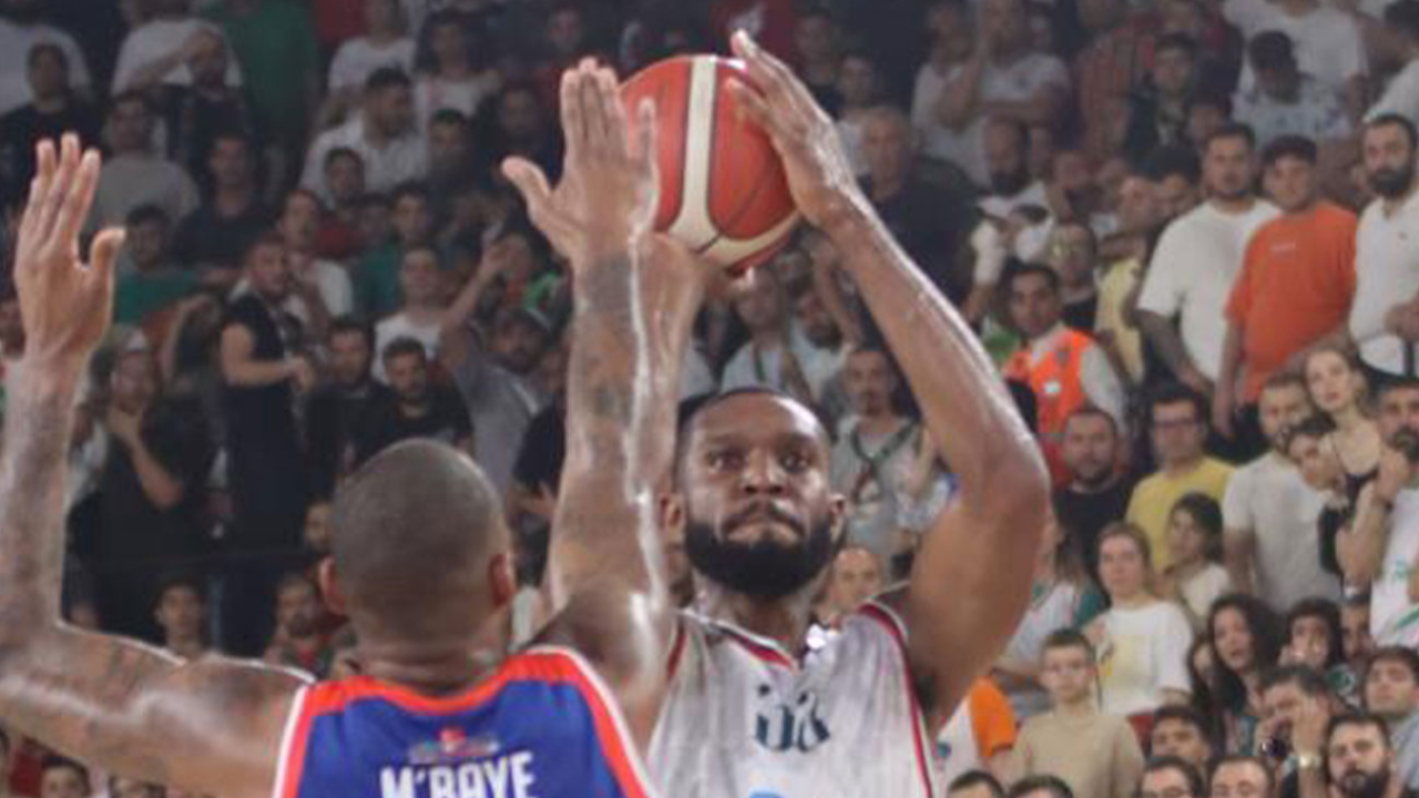 Vitto Brown, 1 yıl daha Pınar Karşıyaka'da