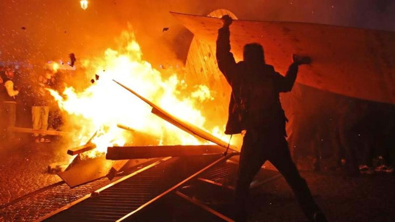 Fransa'da protestocular mağazaları ve bankaları yağmalıyor!