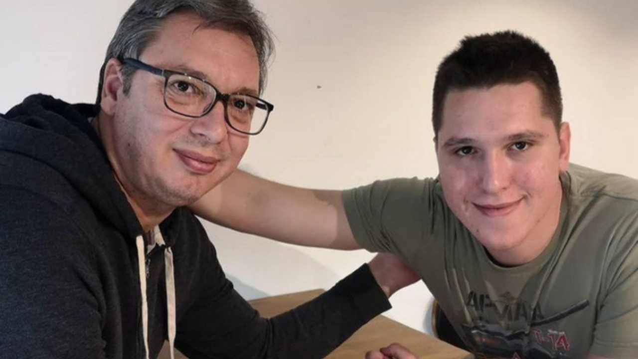 Sırbistan Cumhurbaşkanı Vucic'in oğlunun giydiği tişört Kosova'da krize neden oldu!